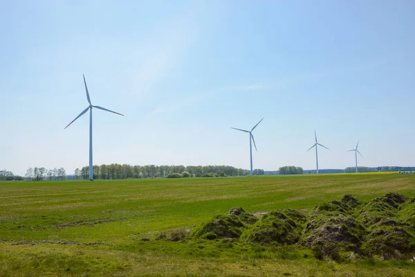 Parlak mavi gökyüzü hareket ediyor ve rüzgar türbini