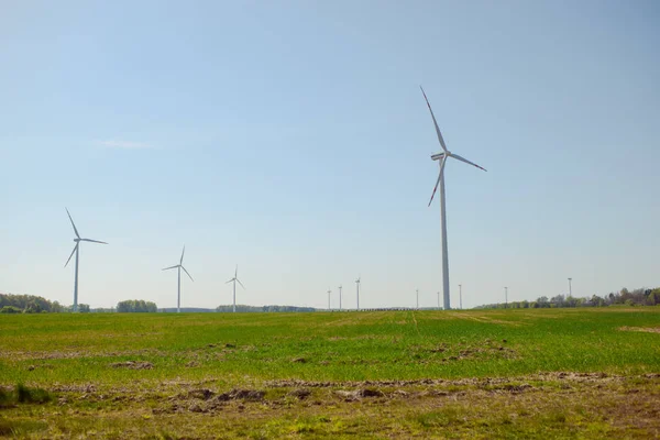 Klarblå himmel i rörelse och vindturbin — Stockfoto