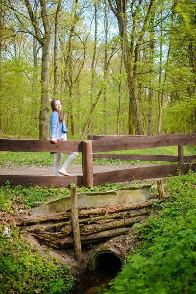 Młoda dziewczyna na spacerze w lesie — Zdjęcie stockowe