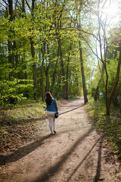 Giovane ragazza in una passeggiata nella foresta — Foto Stock