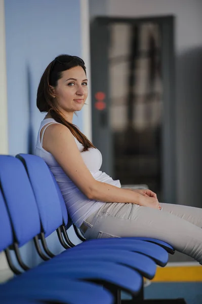 Flicka väntar på flygplatsen — Stockfoto