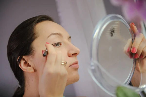 Žena dělá make-up — Stock fotografie