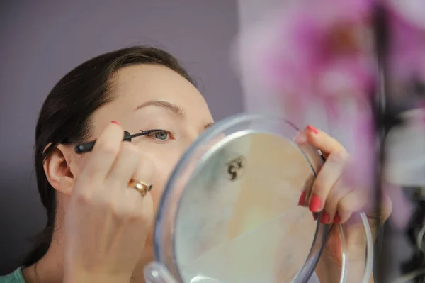 Жінка робить макіяж — стокове фото