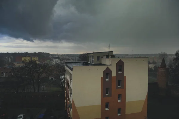 Tormenta nubes oscuras sobre la ciudad —  Fotos de Stock