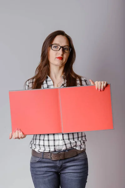 Forretningskvinne som holder en bok – stockfoto