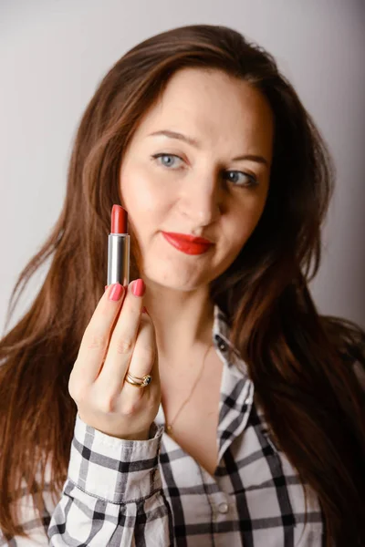 Retrato de hermosa mujer delicada lápiz labial rojo — Foto de Stock