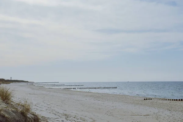 Ηλιόλουστη παραλία με αμμόλοφους — Φωτογραφία Αρχείου