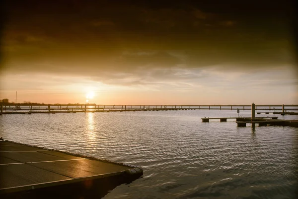 Porto de iate sobre pôr-do-sol laranja — Fotografia de Stock