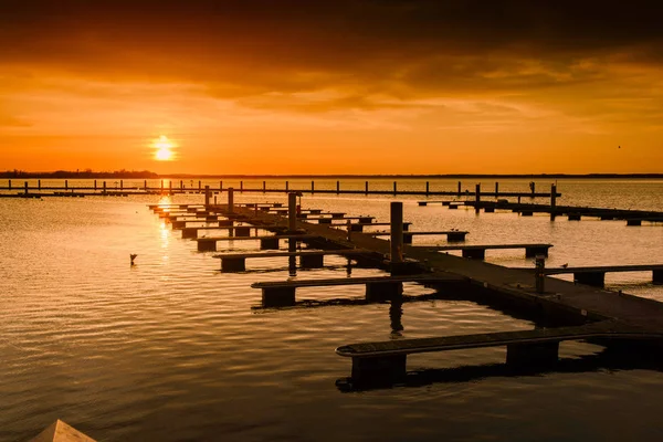 Jachthaven over oranje zonsondergang — Stockfoto