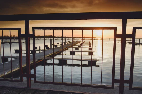 Porto de iate sobre pôr-do-sol laranja — Fotografia de Stock