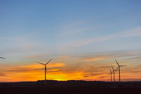 Силуэт ветровой турбины на закате — стоковое фото
