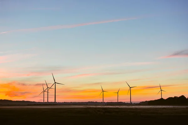 Silhouette of wind turbine on sunset — Stock Photo, Image