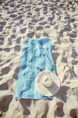 şapka ve havlu ile plaj arka plan