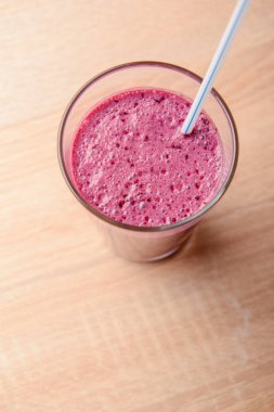 Taze böğürtlenli yabanmersini püresi.