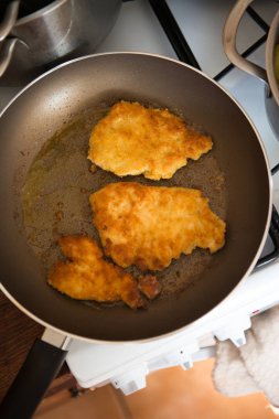 tavada kızarmış domuz pirzolası