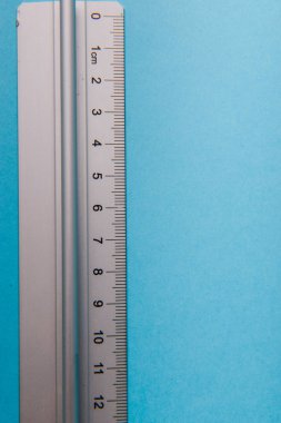 Alüminyum cetvel üzerinde mavi arka plan