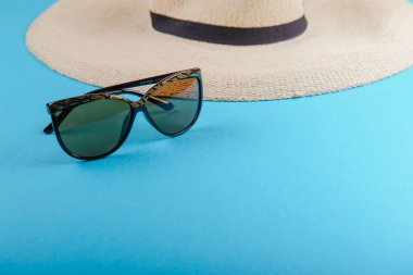 hasır şapka ve güneş gözlüğü