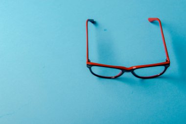 kırmızı plastik çerçeveli gözlük çifti