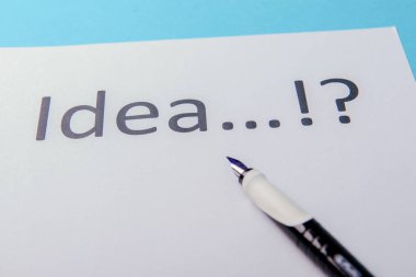 Beyaz kağıt üzerinde fikir kelime