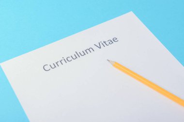 Boş bir beyaz kağıda yazılı özgeçmiş