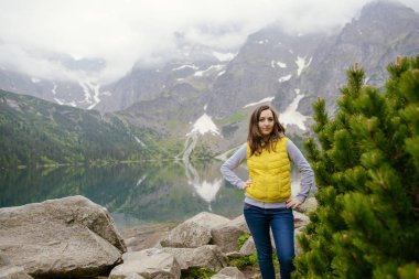 Kadın gölde ve dağlarda dinleniyor güneşli manzara