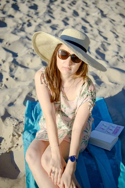 Jovem mulher feliz na praia — Fotografia de Stock