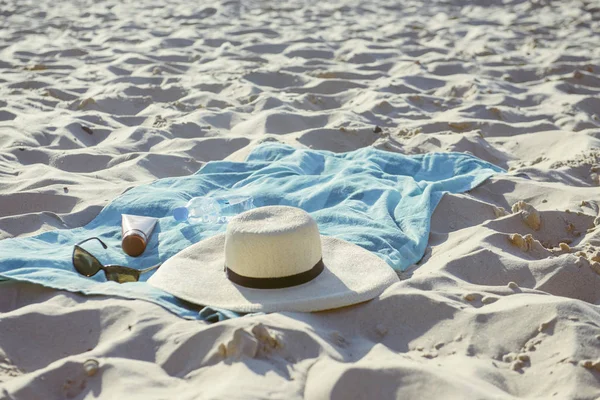 Sfondo spiaggia con cappello e asciugamano — Foto Stock