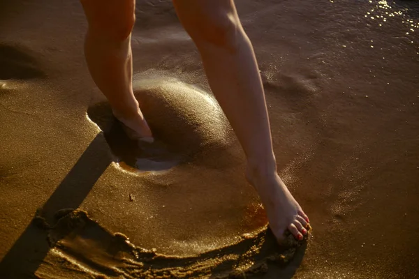 Close-up van de voeten op het strand op zonnebank genietend van de zon op zonnige zomerdag. — Stockfoto