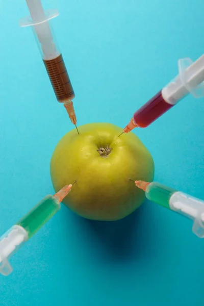 Kemiska tillsatser i mat eller genetiskt modifierade frukt koncept. — Stockfoto