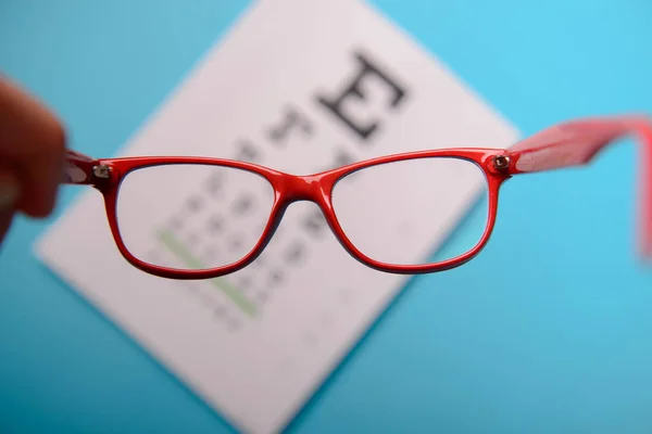 Gafas acostado en snellen test chart — Foto de Stock