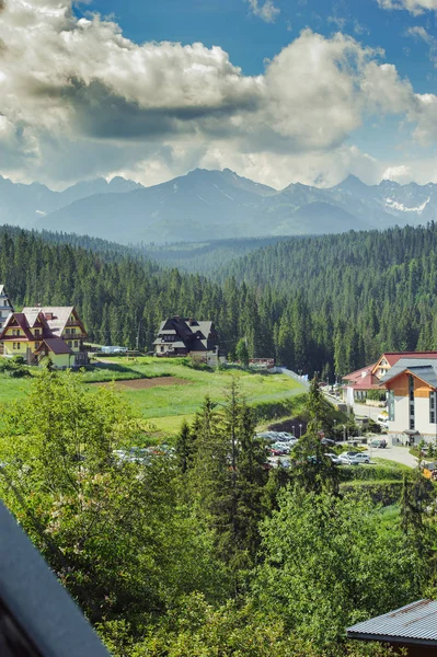 Guest house in the traditional mountain style and mountain landscape. — Stock Photo, Image