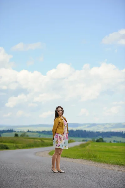 Menina de pé no asfalto — Fotografia de Stock