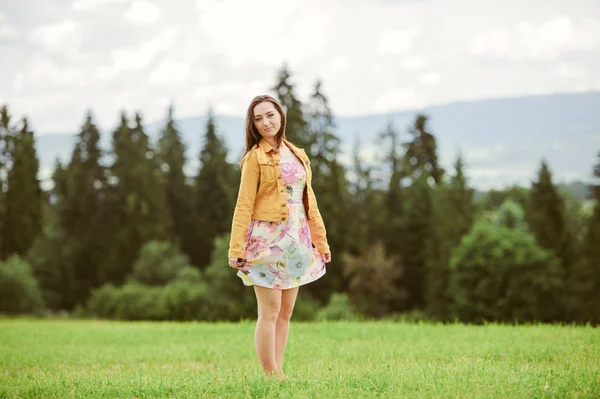 Hermosa mujer joven al aire libre. Disfruta de la naturaleza . — Foto de Stock