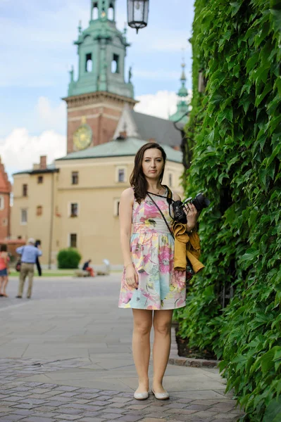 Kvinnlig turist tar bild i historiska stad — Stockfoto