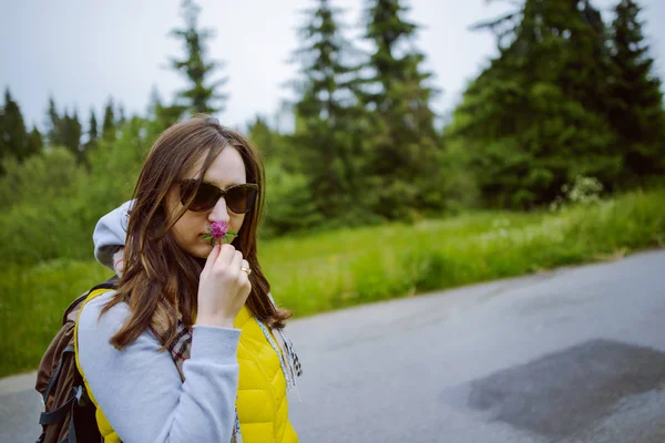 Retrato de hermosa mujer de pelo largo joven oliendo flores —  Fotos de Stock