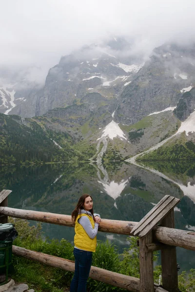 Žena relaxace na jezeře a hory slunné krajiny — Stock fotografie