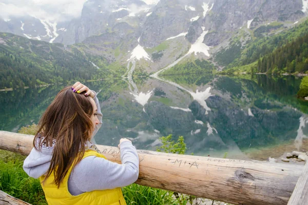 Žena relaxace na jezeře a hory slunné krajiny — Stock fotografie