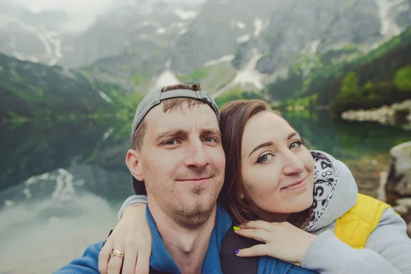 Pasangan bahagia mengambil selfie withe danau latar belakang — Stok Foto