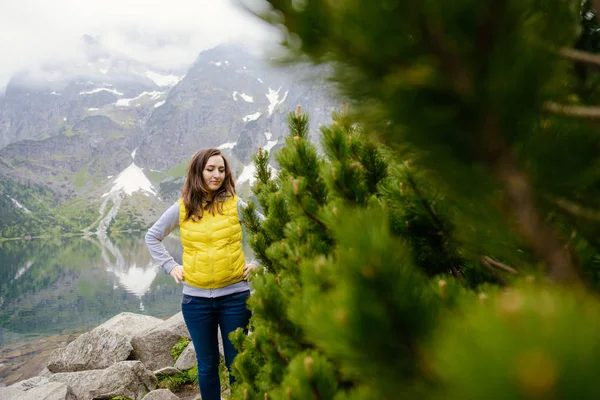 Frau entspannt am See und in den Bergen sonnige Landschaft — Stockfoto