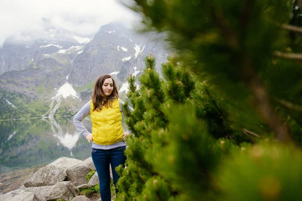 Mujer relajándose en el lago y las montañas paisaje soleado —  Fotos de Stock