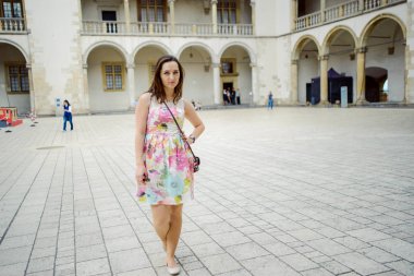 Cracow, Wawel eski kale gezi sırasında güzel kız.