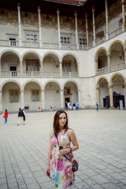 Cracow, Wawel eski kale gezi sırasında güzel kız.