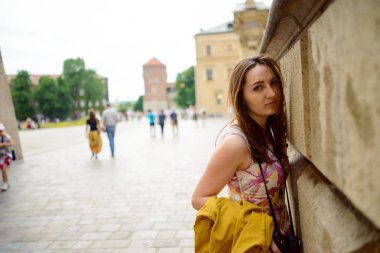 Cracow, Wawel eski kale gezi sırasında güzel kız.