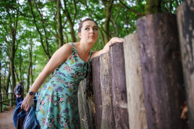 Ormanda bir yürüyüşe genç kız