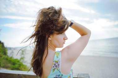 park ve gülümseyen ahşap merdivenlerde oturan kız