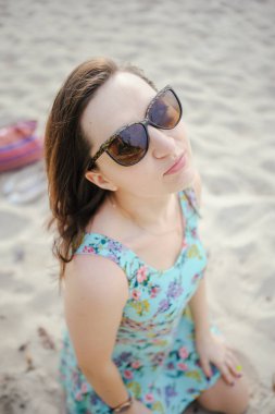 Kumsalda genç bir kadın