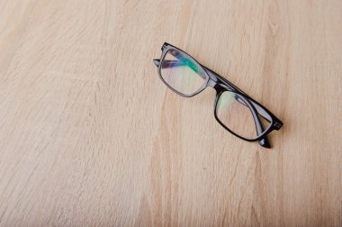 Gözlük gözlük siyah çerçeve moda Vintage tarzı ahşap masa ile temizleyin