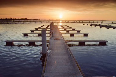 Yat Limanı üzerinden turuncu günbatımı