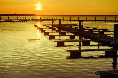 Yat Limanı üzerinden turuncu günbatımı
