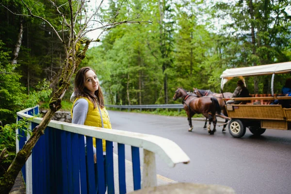 Žena pěšky přes dřevěný most — Stock fotografie
